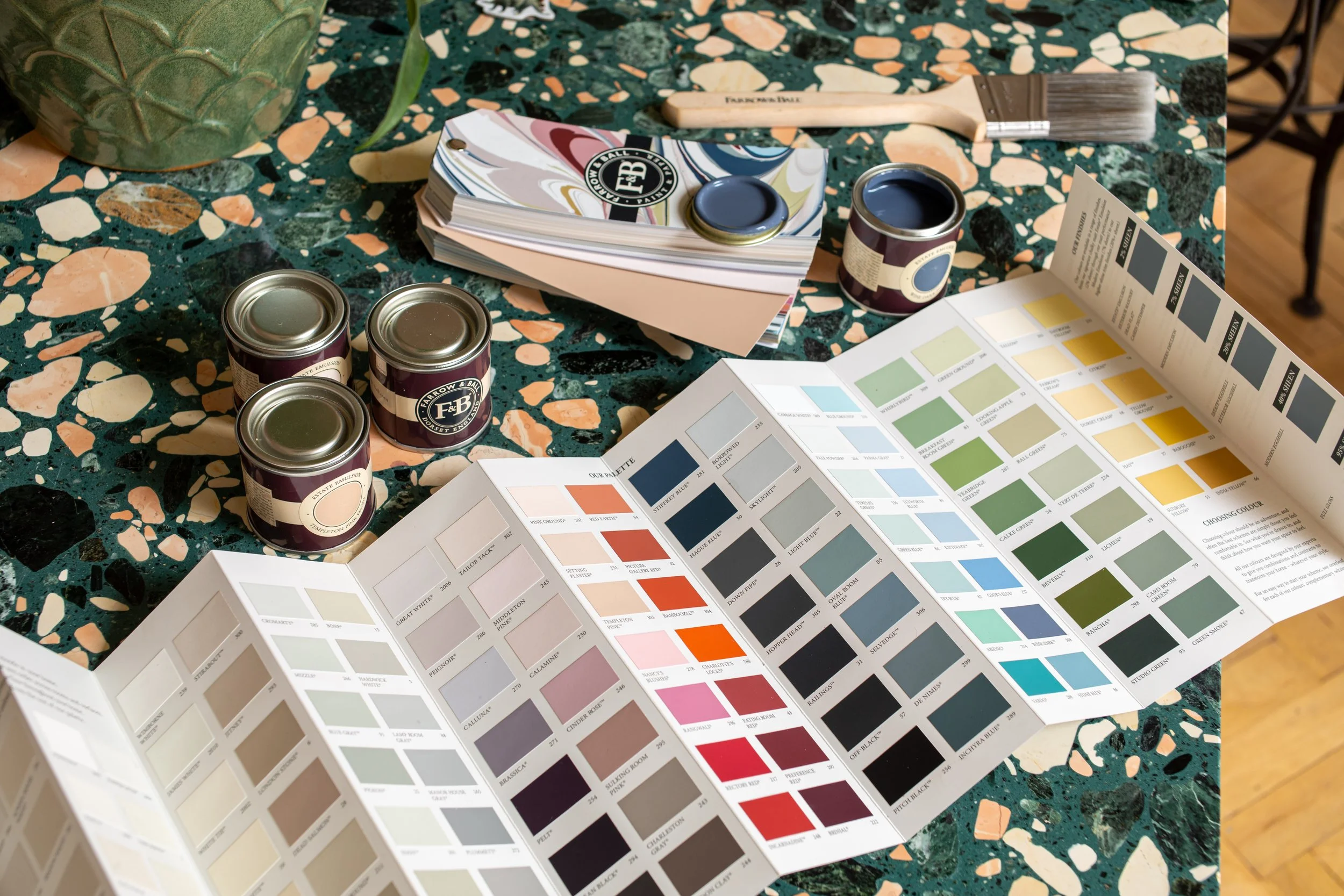 Nuancier et pots Farrow & Ball pour projet déco intérieur par jordan harkat à montauban