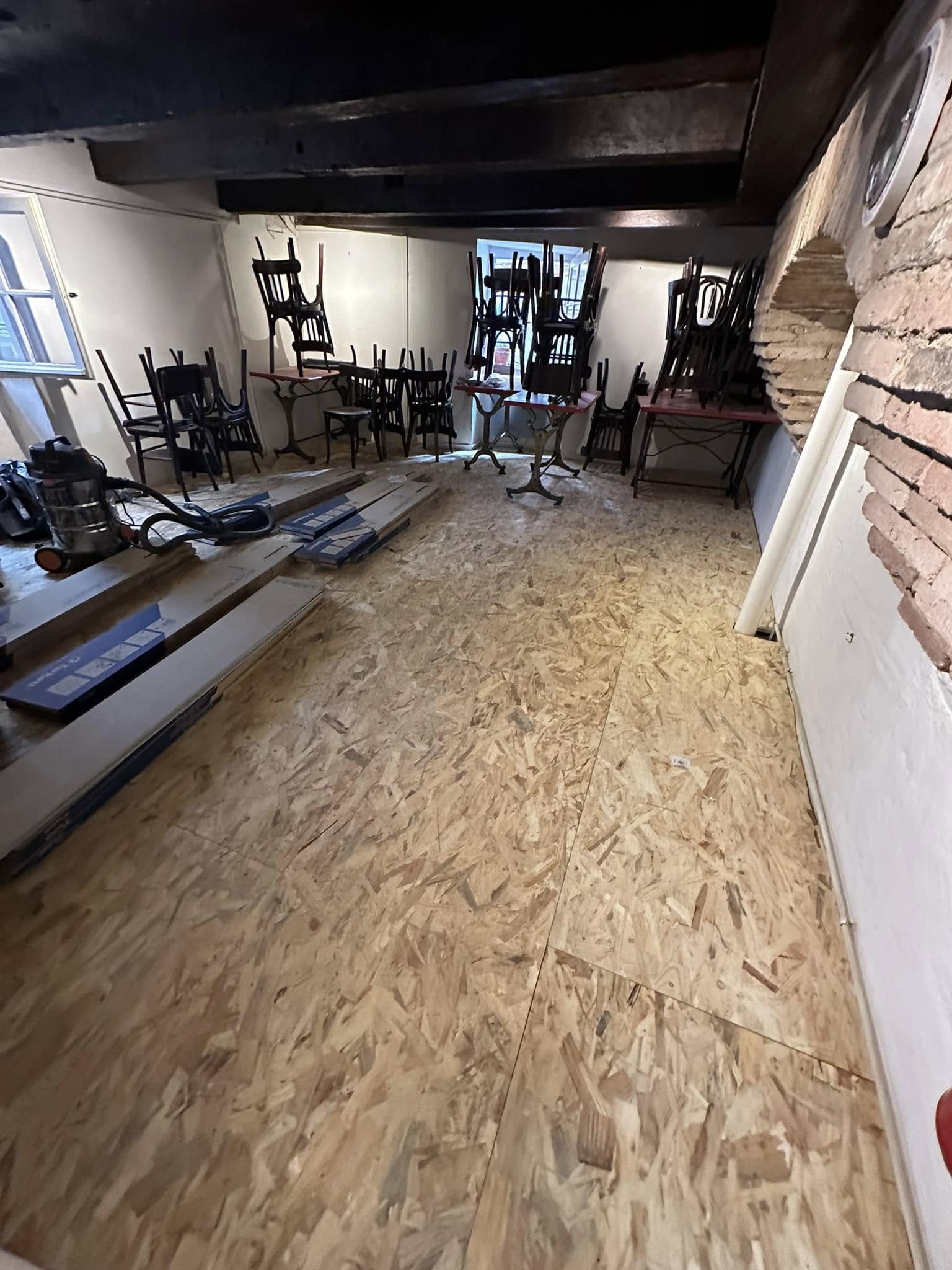 Rénovation de restaurant avec pose de panneaux OSB par jordan harkat à montauban