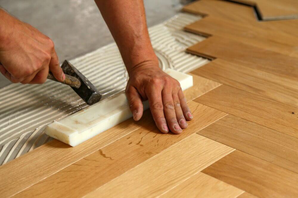 Pose parquet bois motif chevrons par jordan harkat à montauban, travail artisanal précis