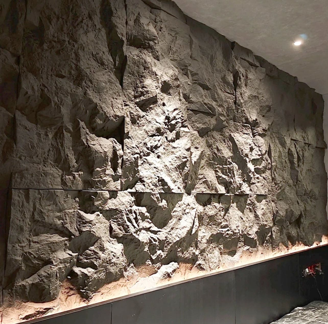 Mur intérieur effet roche naturelle design moderne réalisé par jordan harkat à montauban