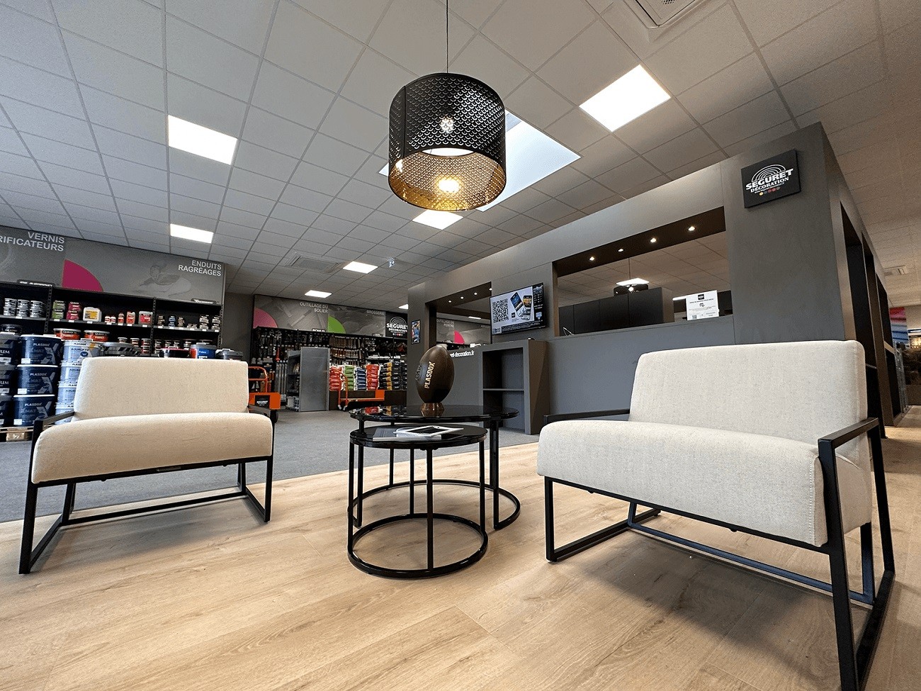 Espace d’attente moderne aménagé par jordan harkat à montauban avec fauteuils design et parquet clair